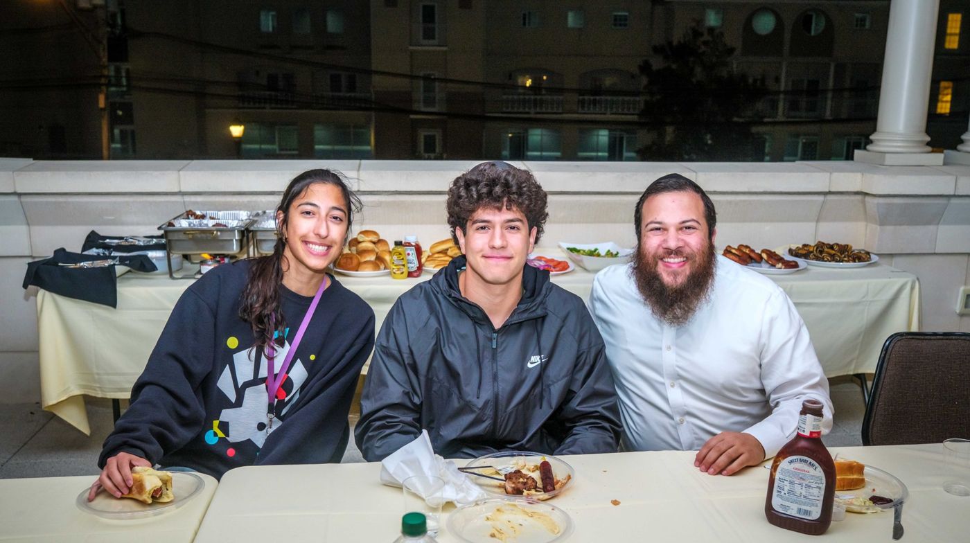 Rabbi Yaakov sharing a meal with Monmouth students